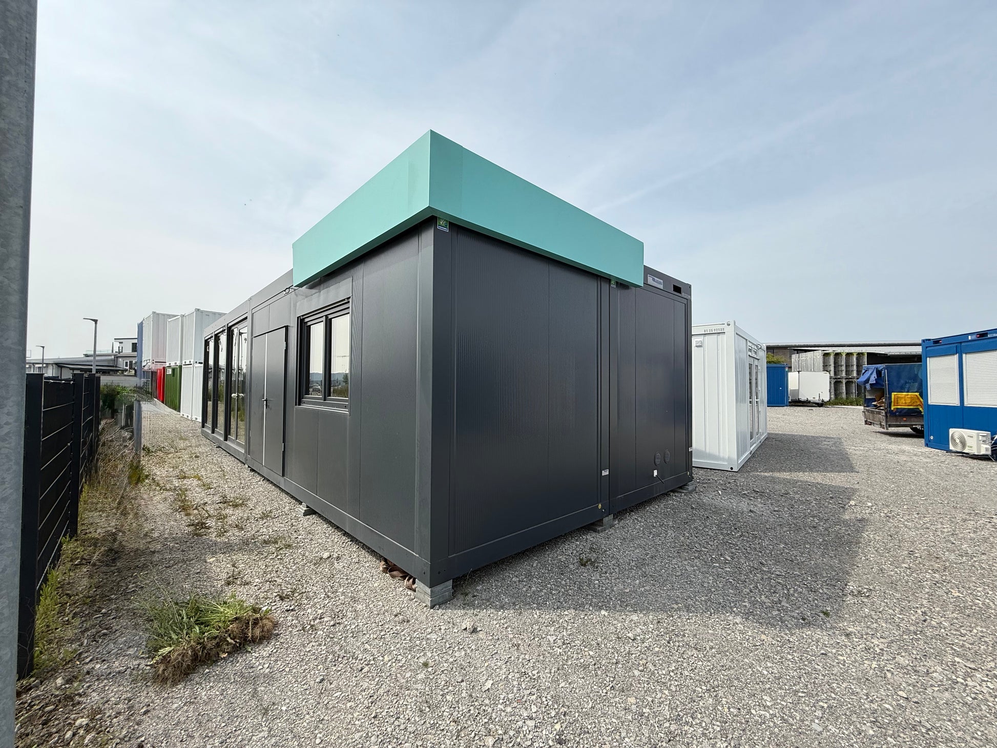 Büro- und Sanitärcontaineranlage PLUS Line 20’ – Komplettsystem BBT Bäuerle Bau Team